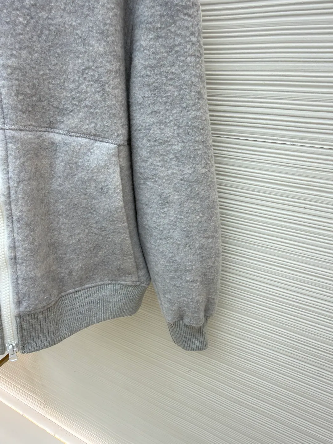 P770 Canada Goose Fleece Badge Hooded Jacket ●Original version: Purchased and developed by 6109 ●Item number: 1682016-C55 ●Fabric: wool fabric ●Technology: Fleece production ●Color: gray ●Type: Fitted version ●Weight: about 1000 grams ●Size: S-M-L-XL ●Description: A wool fleece fabric blended with wool as the main body and a very small amount of spandex and polyester fibers. Wool is a core natural ingredient that provides unparalleled temperature regulation, antibacterial and anti-odor properties and a skin-friendly feel. The feeding of a small amount of spandex gives the fabric a certain degree of four-way elasticity, making it non-restrictive during daily activities. As the basis of fleece's structure, polyester fiber enhances the fabric's durability, wrinkle resistance and quick-drying properties. It contributes to the loft of the fleece and provides functions such as trapping air. The sleeves and hem adopt 2×2 ruffles. Its strong elasticity can closely fit wrists and waists of different thicknesses, forming an effective 'seal' to prevent cold wind from blowing back. It can still maintain its original shape after repeated stretching and use, and is not easy to loose and deform. And the ribbed cuffs can convey a sense of design and enhance the visual beauty. The combination of hood design and elastic buckle improves warmth and windproof performance when worn. The overall wiring is straight and delicate, the fabric is comfortable and soft, and the color is consistent without color difference. It can be matched with the same style to create a fashionable look and control various occasions. Customized accessories, complete with three standards, same style for men and women!